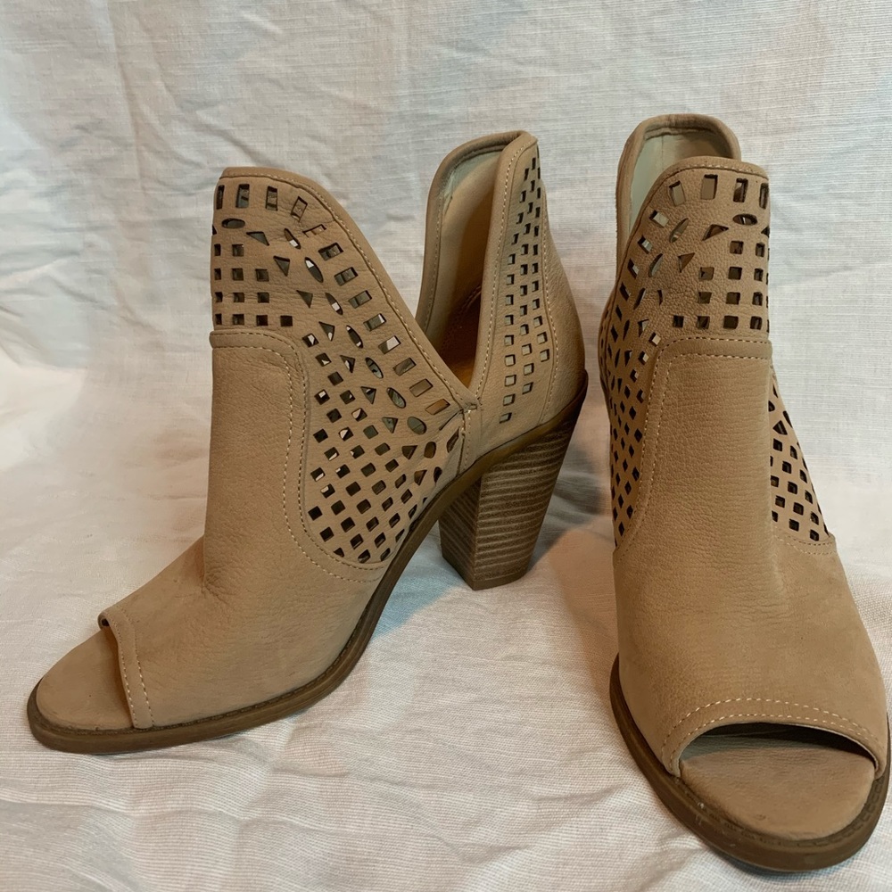 JESSICA SIMPSON Nude Bootie Heels